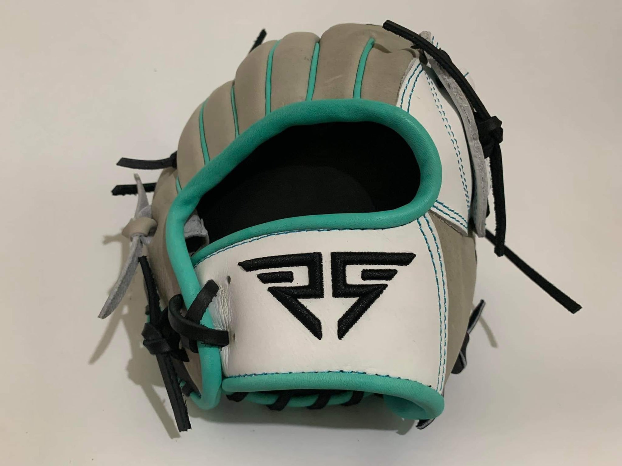 What Gloves Do MLB Players Use?