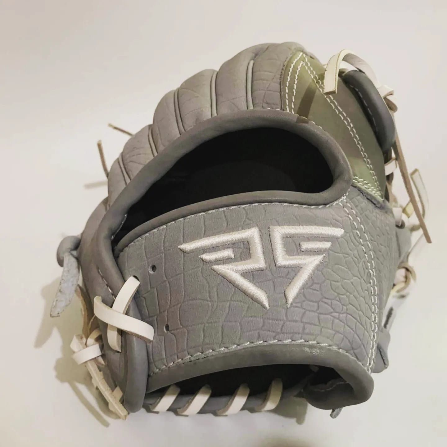 Top Benefits of a Custom Glove Maker