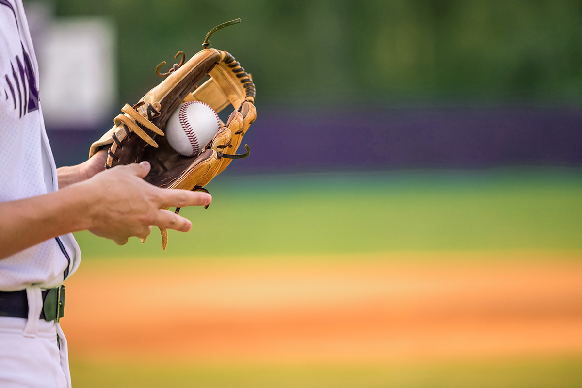 Closing the Deal: How Should Baseball Gloves Close?