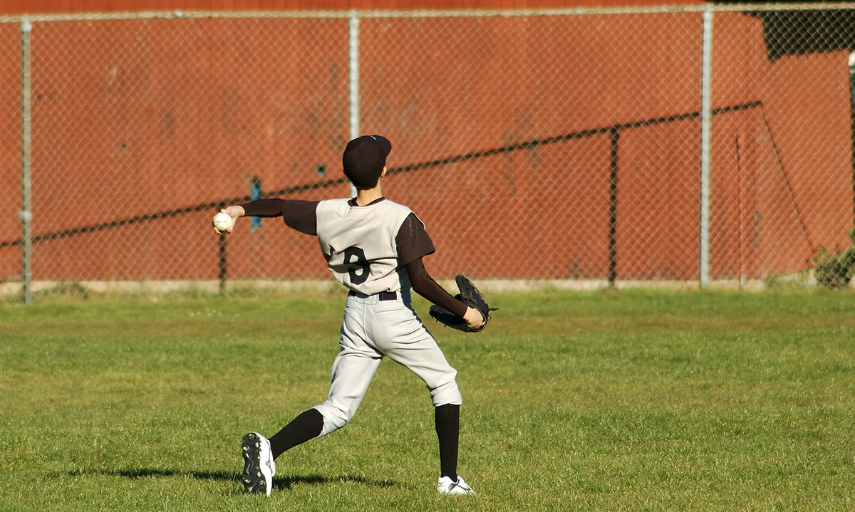 Should a fielder wear a batting glove on your throwing hand?